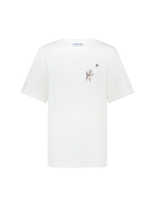 SOUR FIGS white cotton T-shirt with embroidered cat and moon motif on chest.